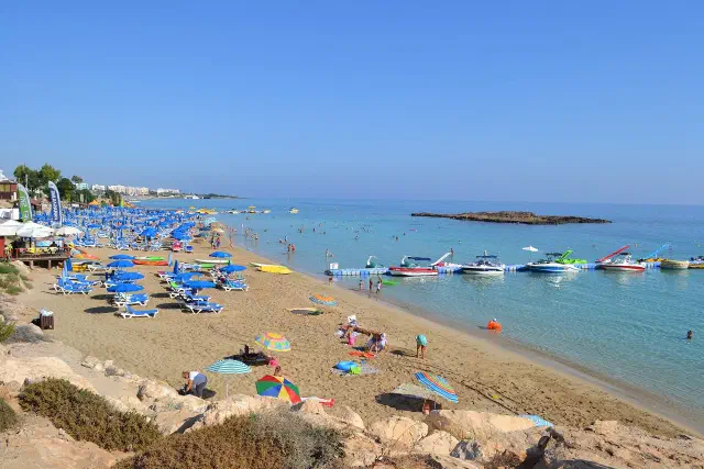 Fig Tree Bay bij Protaras met zandstrand en helder water