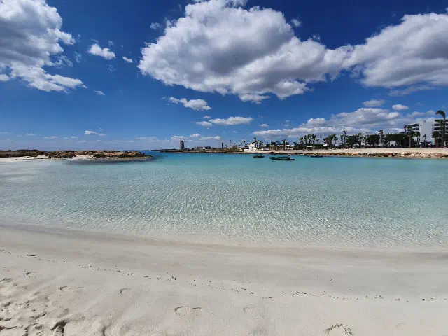 Nissi Beach bij Ayia Napa met wit zand en helder water