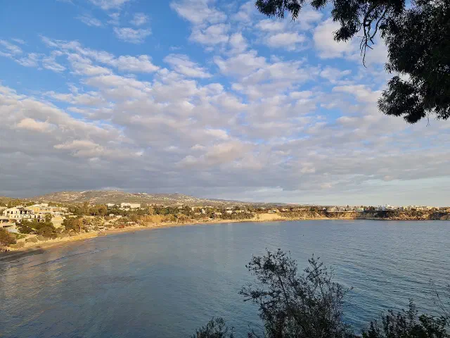 Het halvemaanvormige zandstrand van Coral Bay met ondiep water Het halvemaanvormige zandstrand van Coral Bay met ondiep water