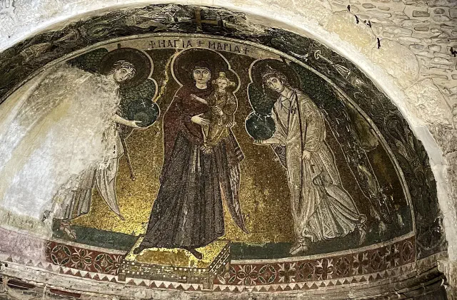 Het apsismozaïek van Panagia Angeloktisti in Kiti met Maria, het kind en twee aartsengelen
