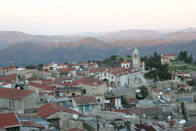 Het dorp Lefkara tegen de heuvels ten westen van Larnaca
