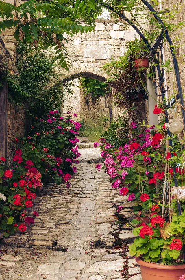 Smalle kalkstenen straatjes in Pano Lefkara met terracotta daken