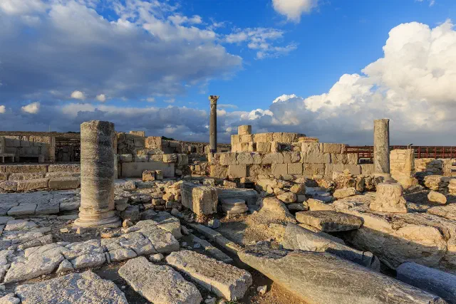 Zuilen en opgravingen van de antieke stad Kourion bij Limassol