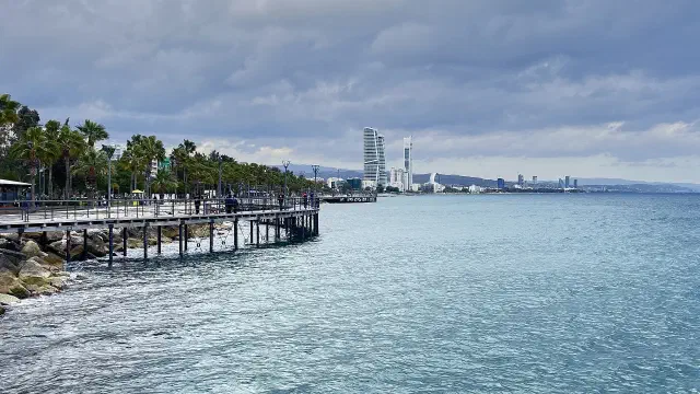 De Molos-promenade langs de zee in Limassol