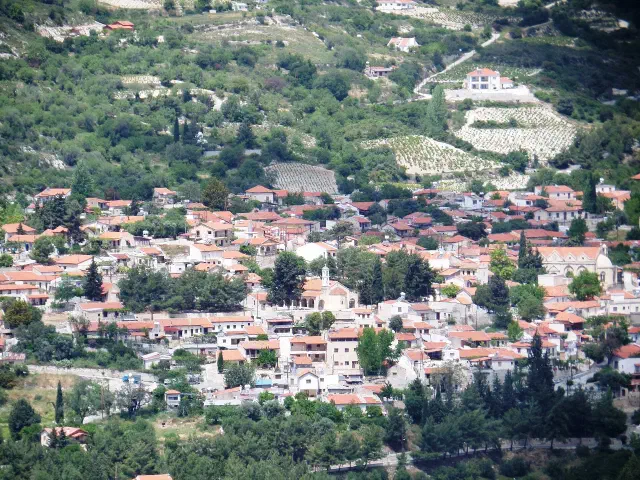 Het wijndorp Koilani bij Lofou, gezien over het dal met wijngaarden op de hellingen erboven