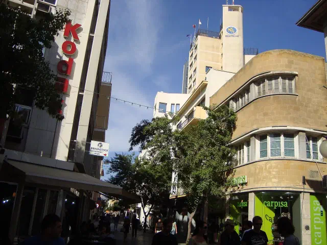 De winkelende Ledra-straat in de oude stad van Nicosia