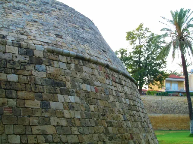 De Venetiaanse stadsmuur van Nicosia met een bastion