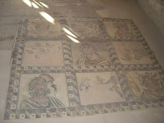 Romeinse mozaïekvloer in het archeologisch park van Paphos